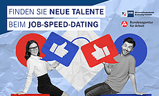 Eine Ankündigung mit zwei Personen die Sprechblasen nach oben halten und mit Elementen und Logos im Hintergrund.