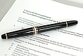 Ein Arbeitsblatt mit einem Stift ist abgebildet.