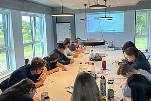 Die Teilnehmenden des Workshops NextGen Vielfalt sitzen an einem großen Tisch