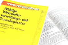 Ein gelbes Gesetzbuch ist zu sehen.